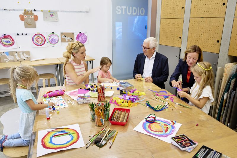 Ebnen Kindern den Weg, damit sie eigenes Kunstverständnis entwickeln: Kunstpädagogin Sabrina Cabala (2. v. l.) erläutert Stiftungsvorstand Johannes Hauenstein, wie sie Ausstellungsinhalte für Kinderworkshops aufbereitet. 2. v. r. im Bild: Museumsleiterin Ute Stuffer. Foto: Anja Koehler