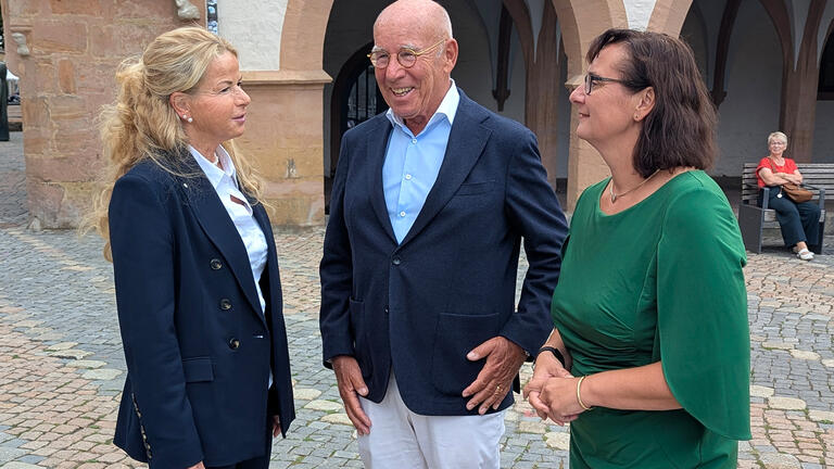 Das Bild zeigt die Genannten vorm Rathaus.