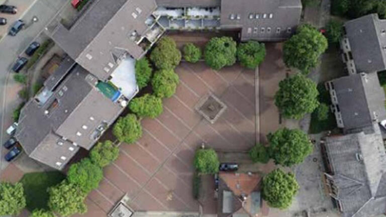 Das Bild zeigt den Vienenburger Marktplatz von oben.h