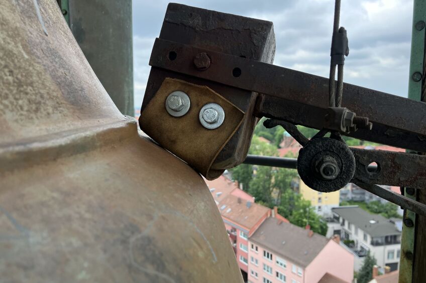 Lederummantelter Schlaghammer der Glocke im Laufer Schlagturm.