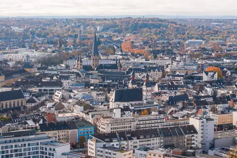 Drohnenaufnahme der Bonner Innenstadt im Herbst. Im Zentrum das Bonner Münster. Im Hintergrund der Kreuzberg.