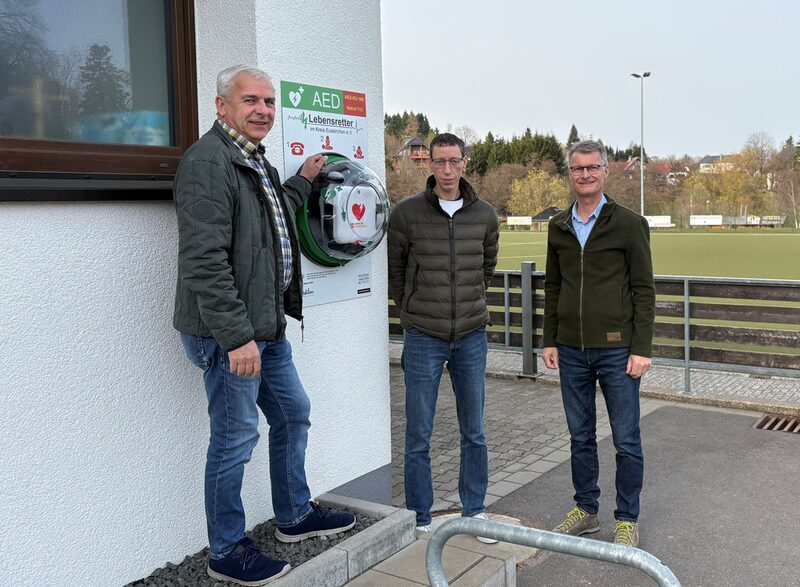 Der „Defi“ für Sportplatz, Turnhalle und benachbartem Generationenpark wurde realisiert durch Ortsbürgermeister Hans-Josef Bohnen, Pascal Mertens von der SG Dahlem-Schmidtheim und Bürgermeister Jan Lembach