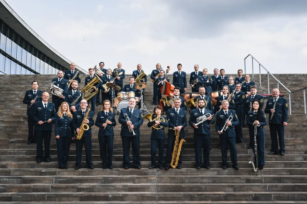 Gruppenbild des Orchesters auf einer Treppe