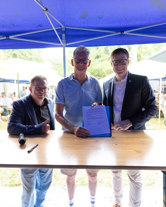 Foto: Oberbürgermeister Markus Kleemann (r.) und Dr. Alfred Kuhne (m.), Vorsitzender des Fördervereins Gartenhallenbad Maichingen e.V., mit Maichingens Ortsvorsteher Wolfgang Stierle (l.) nach der Unterzeichnung des Pachtvertrags (Stadt Sindelfingen)