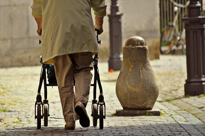 Frau mit Rollator auf Gehweg © Coco Parisienne / Pixabay