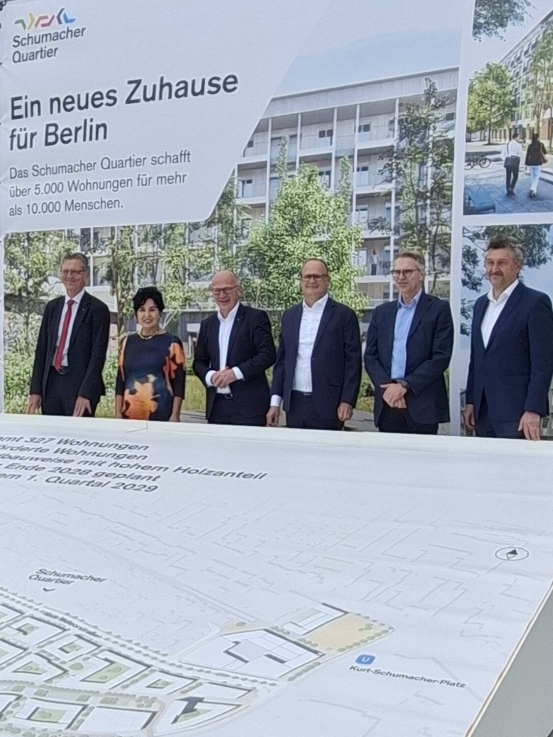 Gemeinames Gruppenbild zum heutigen Spatenstich für den Wohnungsbau im Schumacher Quartier auf dem Gelände des ehemaligen Flughafens Tegel