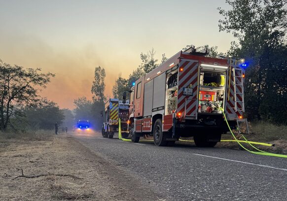 Das Foto zeigt ein Löschfahrzeug aus Bonn beim Einsatz in einem Waldbrandgebiet in Serbien