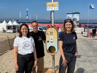 v.l. Johanna Schmidt vom CCC-MV, Christoph Krause von der Wal-Bar und Ulrike Döring von Tourismuszentrale Rostock & Warnemünde freuen sich über eine rege Nutzung der kostenfreien Sonnencreme