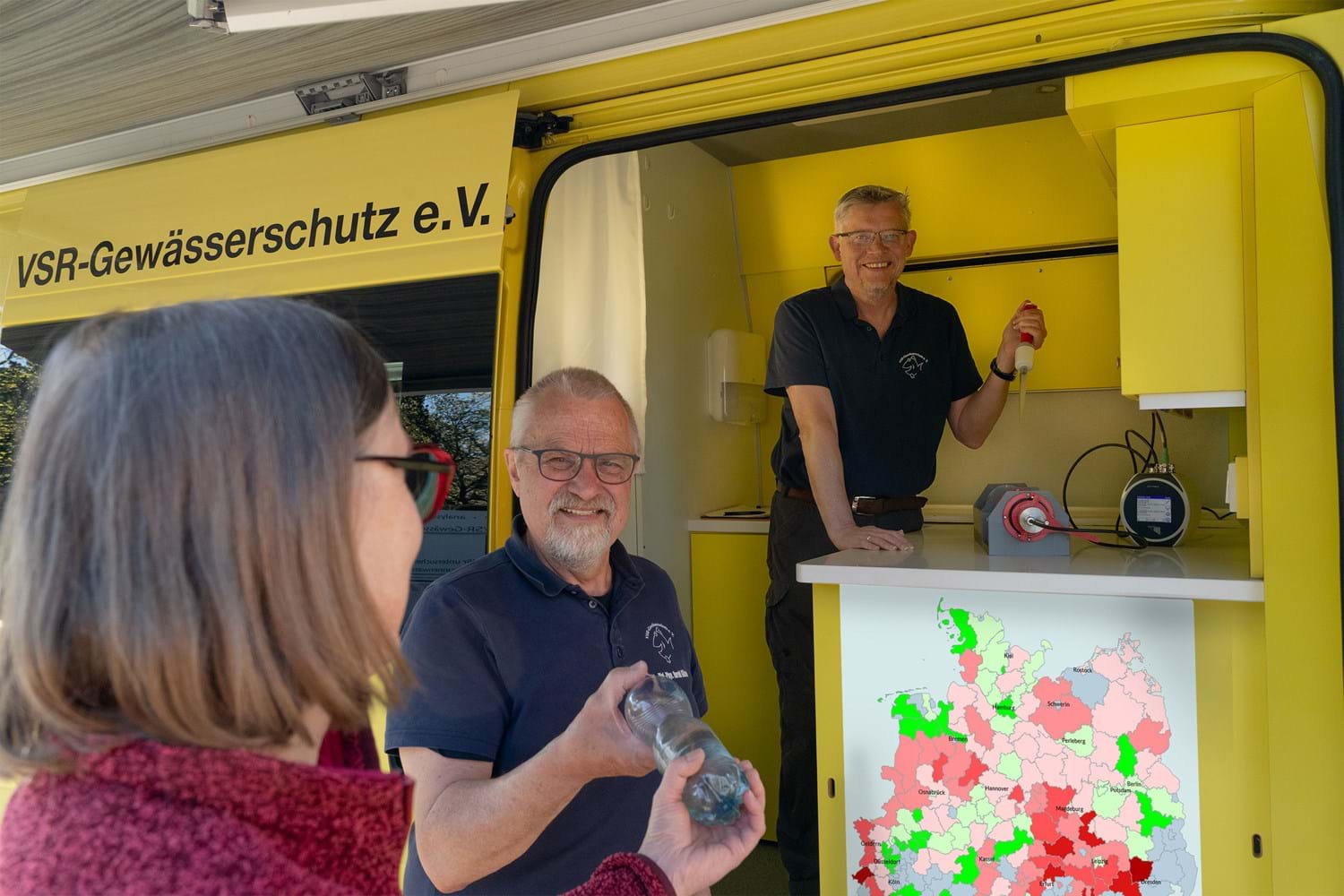 Harald Guelzow (mitte) und Matthias Ahlbrecht (rechts) beraten einen Brunnenbesitzer - Fotograf: Ruben Wiltsch