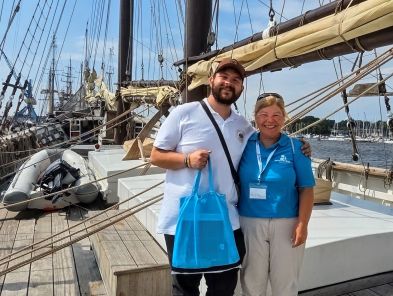 Iris Henkel begrüßt Alvaro Paniagua, den Logistic-Offizier der PASCUAL FLORES