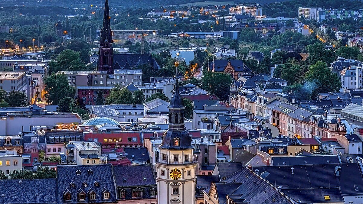 Eine Luftaufnahme der Innenstadt mit Rathausturm und Kirchtum. © Chris Glasser