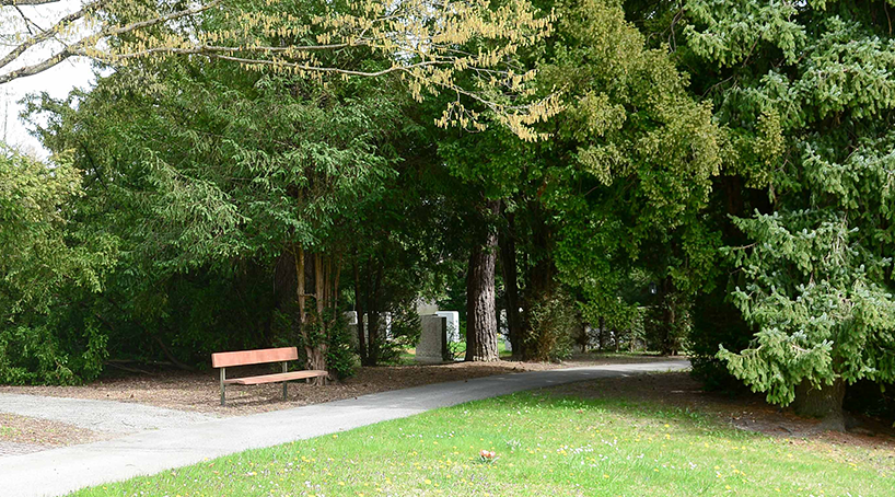 Parkbank im Friedhof