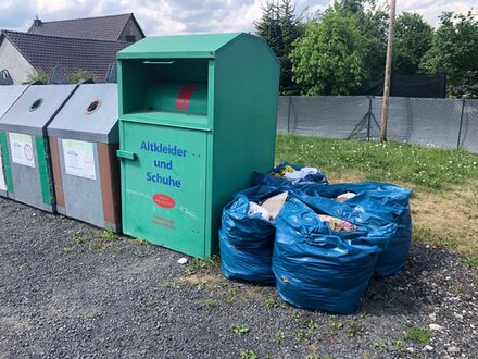 Müll neben Altkleidercontainer
