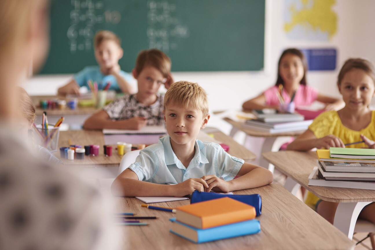 Schüler im Unterricht hören der Lehrerin zu.