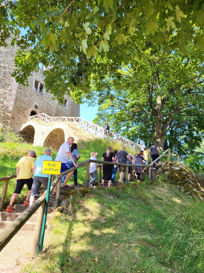 Treppenanlage im Freien, auf der eine Menschengruppe hinaufsteigt