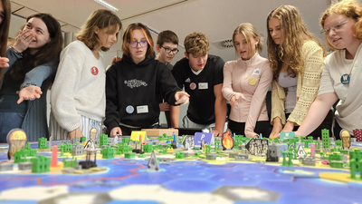 Schülerinnen und Schüler vom Schyern Gymnasium Pfaffenhofen diskutieren ihre nächsten Entscheidungen im Weltklimaspiel.