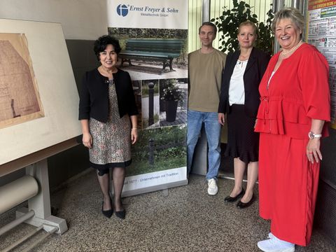 Gemeinsames Gruppenfoto mit Geschäftsführer Philip Grahl, Bezirksbürgermeisterin Emine Demirbüken-Wegner, Kerstin Hanke von der Wirtschaftsförderung und Manuela Lentz, Bezirksverordnete Reinickendorf