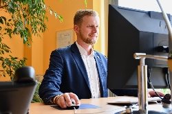 Bild 1: Landrat Martin Heusler bei der Nutzung digitaler Angebote der Verwaltung, Quelle: Landkreis Spree-Neiße/Wokrejs Sprjewja-Nysa