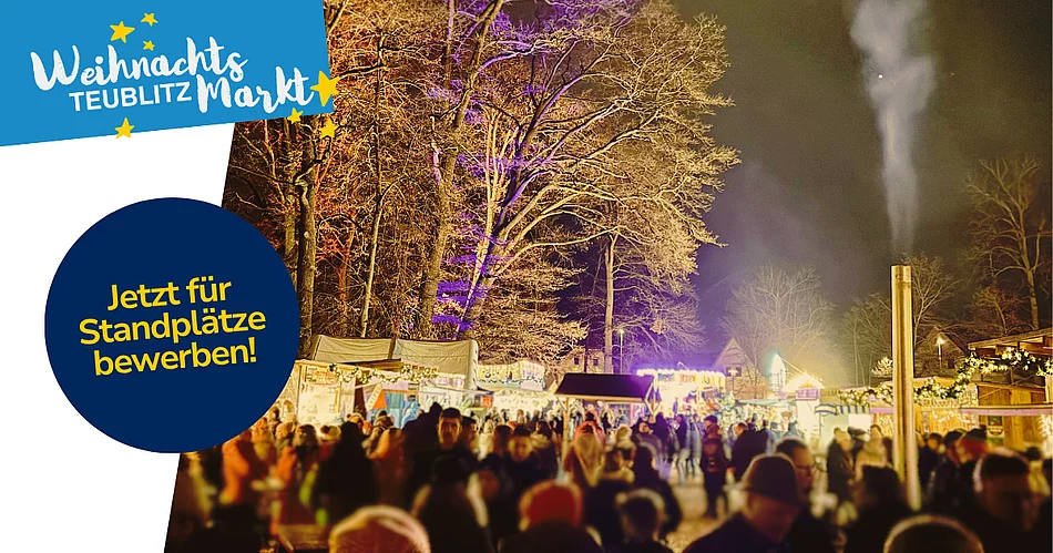 Eine stimmungsvolle Abendaufnahme zeigt den Weihnachtsmarkt im Stadtpark Teublitz. Zahlreiche Besucherinnen und Besucher schlendern zwischen festlich beleuchteten Buden, während angestrahlte Bäume und aufsteigender Dampf aus einer Feuerstelle für eine winterliche Atmosphäre sorgen. Das Bild dient als Aufruf zur Bewerbung um Standplätze für den kommenden Weihnachtsmarkt.