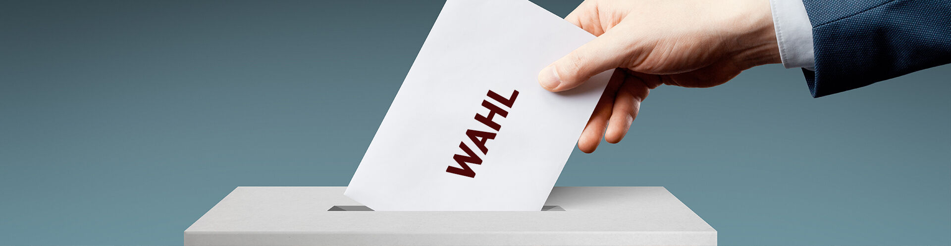 Einwurf von Wahlunterlagen in eine Wahlurne