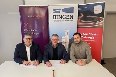 Ulrich Mönch (Bürgermeister Stadt Bingen), Stefan Engelberth (Westconnect) und Adrian Sobiech (Stabsstelle Digitalisierung, Stadt Bingen) unterzeichnen Koopera-tionsvereinbarung zum Ausbau eines Glasfasernetzes in Dietersheim und Gaulsheim.