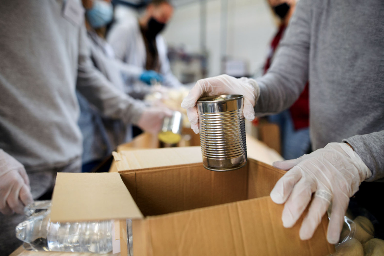 Eine Gruppe freiwilliger Helfer packt Carepakete für Flüchtlinge aus der Ukraine., Bild © Halfpoint - Adobe Stock