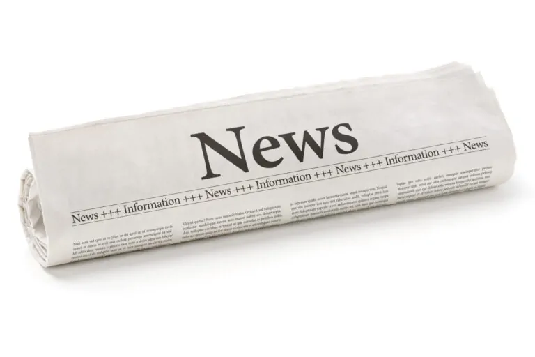 Zusammengerollte Zeitung mit der Überschrift News