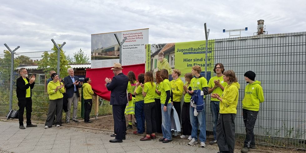 Projektbegleitende Personen beim Baustart für den Bauhof der Internationalen Jugendbauhütte Berlin in Schöneweide