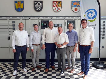 Sie unterstützen den eingeschlagenen Weg: Landrat Stephan Pusch (3.v.r.) und die Bürgermeister Stephan Muckel (r.), Bernd Jansen (3.v.l.) und Marcel Maurer (2.v.r.), Daniel Nobis (Geschäftsführer/2.v.l.) und Harald Schlößer (Aufsichtsrat/l.). Foto: KVHS