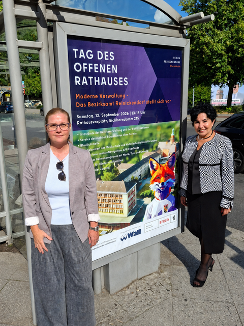 Start der Plakatkampagne zum Tag des offenen Rathauses: Bezirksbürgermeisterin Emine Demirbüken-Wegner und Wall-Regionalleiterin Harriet Vahldieck hoffen auf viele Besucher am 12. September. (Bild: BA Rdf)