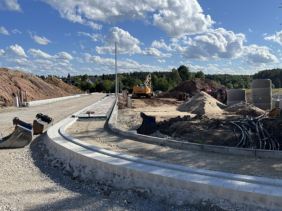 Foto von der aktuellen Baustelle auf der die Erschließung von Straßen und Gehsteigen zu sehen ist.
