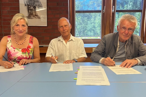 Landrätin Dagmar Schulz; René Kern, Samtgemeinde Elbtalaue; Reinhard Siebolds, Bürgermeister Neu Darchau unterzeichnen die Zweckvereinbarung für die zu beschaffende Niedrigwasserfähre © Landkreis Lüchow-Dannenberg