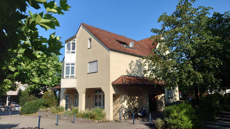 Die Stadt möchte das Wohn- und Gewerbeobjekt (Altes Postgebäude) in der Tettnanger Straße 361 in Ravensburg-Oberhofen verkaufen. Es soll Teil der geplanten neuen Ortsmitte werden. Bild: Stadt Ravensburg