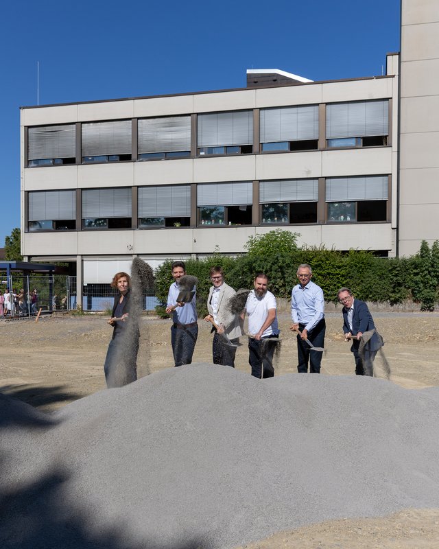 Foto: Spatenstich für den Erweiterungsbau der GMS Maichingen (v.l.n.r.: Bürgermeisterin Dr. Corinna Clemens, kommissarischer Schulleiter Herr Dürr, Oberbürgermeister Markus Kleemann, Benjamin Heller von KTL Architekten Rottweil, Erster Bürgermeister Christian Gangl, Ortsvorsteher Wolfgang Stierle) (Stadt Sindelfingen)