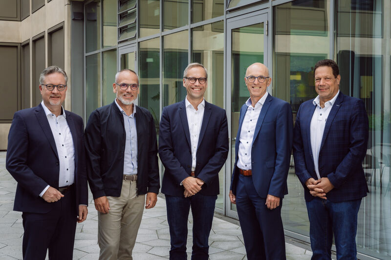 Gesellschafter und Geschäftsführung der TWS blicken auf 25 Jahre erfolgreiche Unternehmensgeschichte. Im Bild (v.l.n.r.): Tilman Kabella, Leiter Kommunale Beteiligungen Baden-Württemberg der Netze BW GmbH und stellvertretender Aufsichtsratsvorsitzender der TWS, Tobias Koller, Geschäftsführer der TWS, Dirk Bastin, Bürgermeister der Stadt Ravensburg und Aufsichtsratsvorsitzender der TWS, Helmut Hertle, Geschäftsführer der TWS Netz GmbH, sowie Alexander Geiger, Bürgermeister der Stadt Weingarten und stellvertretender Aufsichtsratsvorsitzender der TWS.
 
Bildquelle: TWS/© Don Ailinger, frei zur Veröffentlichung