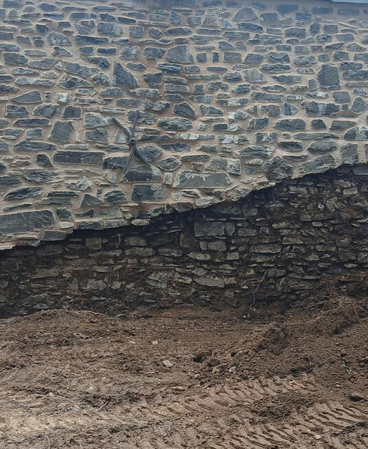 Das Bild zeigt die freigelegte Stadtmauer mit dem Durchgangsportal.