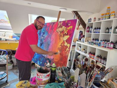 Künstler Künstler Michael Frahm vor Leinwand im Atelier