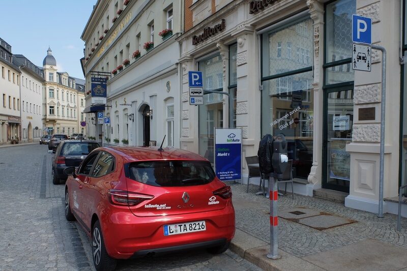 Roter Renault am Annaberger Markt