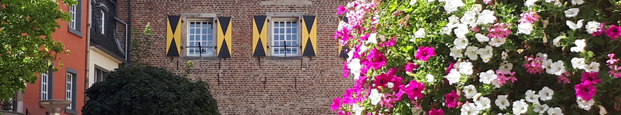 Blumen vor einem Torbogen