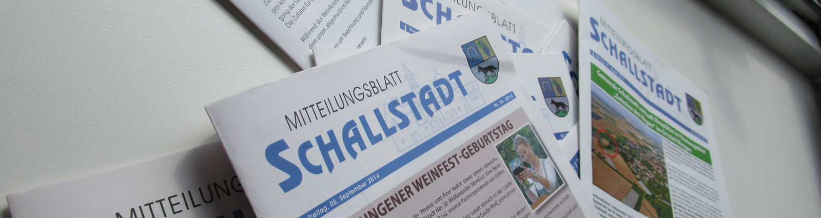 Stapel mit Mitteilungsblättern