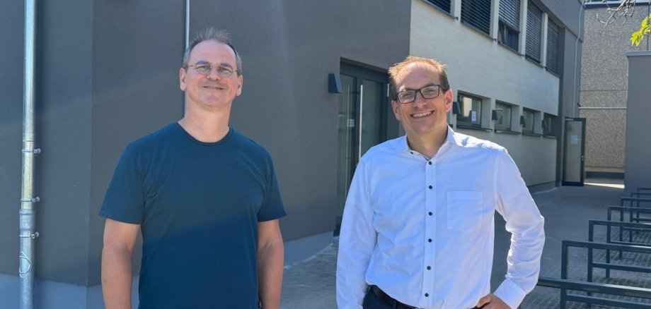 Fröhliche Gesichter nach einer Sanierung mit Herausforderungen: Detlef Schümann, Sachbearbeiter der Abteilung Gebäude und Liegenschaften und zuständig für die Sanierung, und Bürgermeister Dr. Frank Blasch bei der Abschlussbegehung.