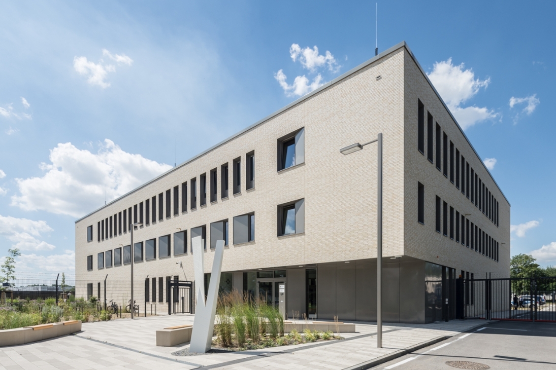 Der Neubau des Polizeireviers Borna bietet moderne Arbeitsbedingungen für die Polizeibediensteten vor Ort.