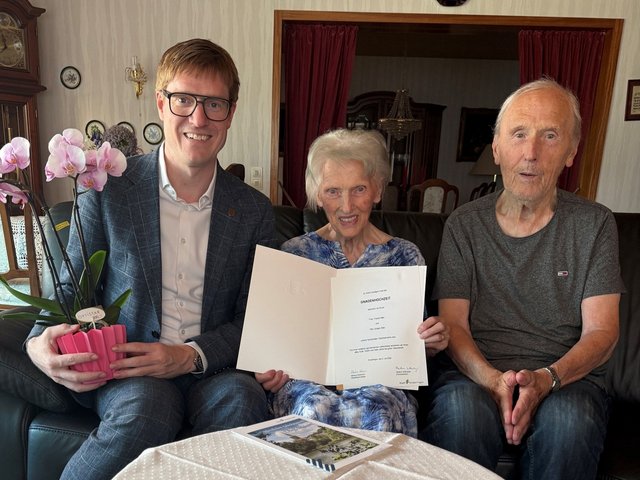 Foto: Oberbürgermeister Markus Kleemann gratuliert dem Ehepaar Alter (Stadt Sindelfingen)