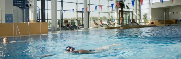 Hallenbad mit Schwimmer im Wasser