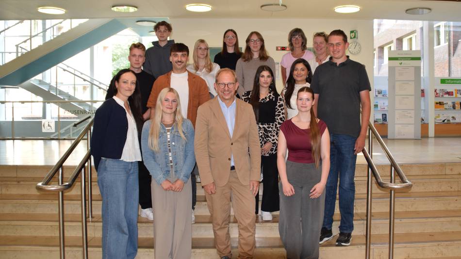 Die neuen Auszubildenden der Stadt Neumünster gemeinsam mit Oberbürgermeister Tobias Bergmann.