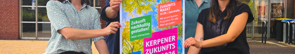 4 Personen halten ein Plakat mit den Infos zur Zukunftsmesse