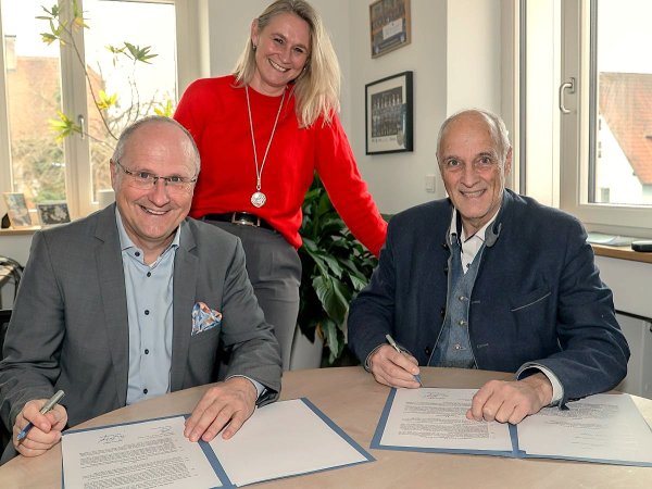 Ganztagsbetreuung Grundschulkinder - Kooperationsvereinbarung von Bürgermeister Schiller und Bürgermeister Kögel unterzeichnet im Beisen von Frau Lübbers