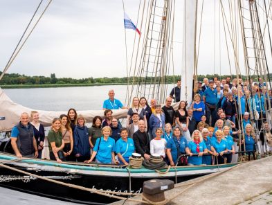 Gruppenfoto auf dem Schiff Die haupt- und ehrenamtlichen Teams hinter der 35. Hanse Sail