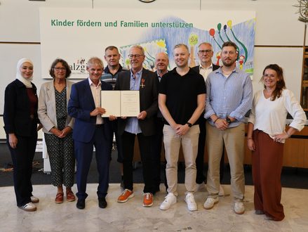 Gruppenbild bei der Übergabe des Bundesverdienstkreuzes