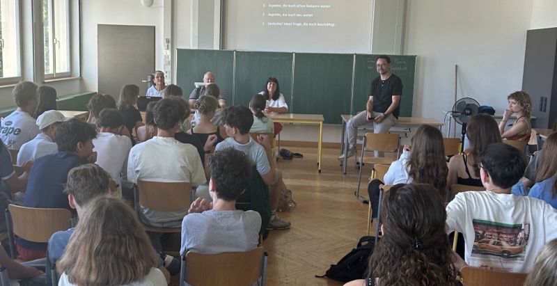 Schüler lauschen den Berichten der Zeitzeugen zum Leben in der DDR / Foto: Veranstalter